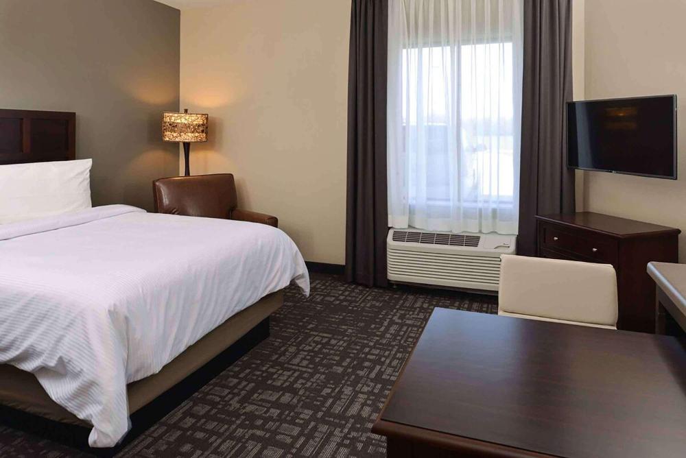 Standard Studio 1 Queen Bed Nonsmoking Hearing interior